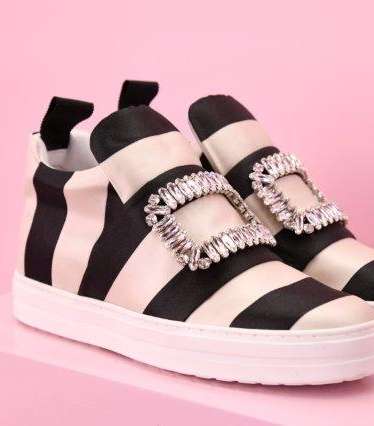 الحذاء الرياضي المقلم بموضة المونوكروم من Roger Vivier لشتاء 2018