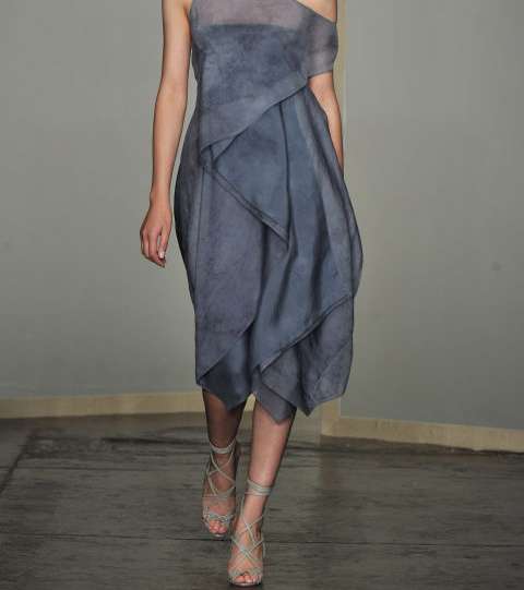 موضة فستان بكتف واحد بلون رمادي من مجموعة دونا كارن لربيع 2013