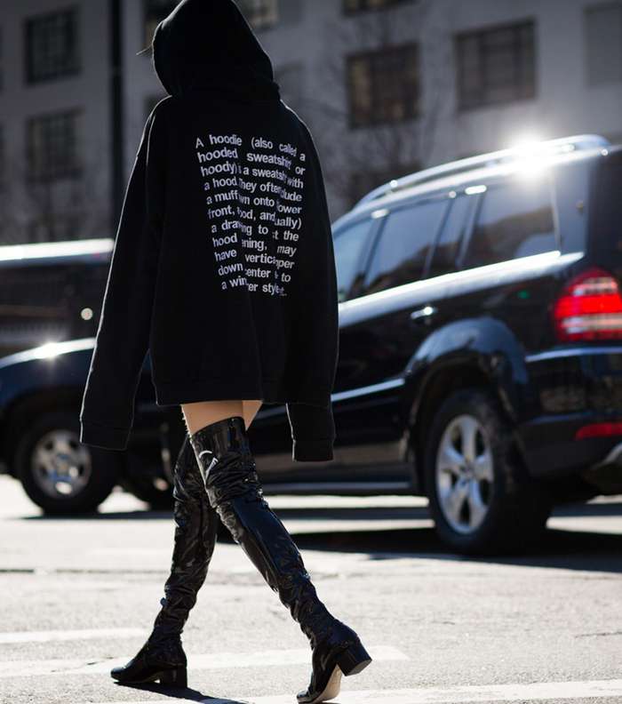 كيارا فيراجني بكنزة فضفاضة باسلوب الـ Hoodie خلال اسبوع الموضة النيويوركي لشتاء 2017