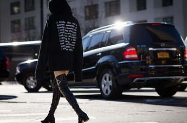 كيارا فيراجني بكنزة فضفاضة باسلوب الـ Hoodie خلال اسبوع الموضة النيويوركي لشتاء 2017