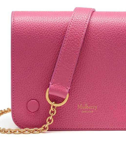 إحصلي على إطلالات ناعمة وأنيقة مع حقيبة الـ Clifton bag