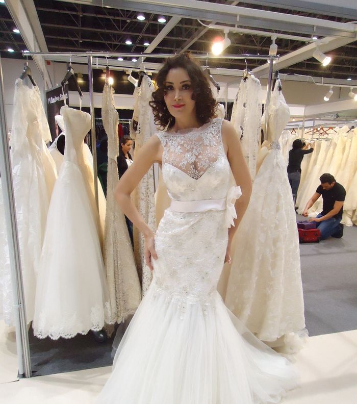 تجوال العارضات بفساتين الزفاف في المعرض