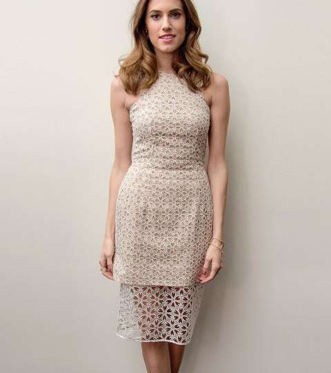 من صيحات الموضة التي اعتمدتها النجمات مؤخرا، فستان الدانتيل