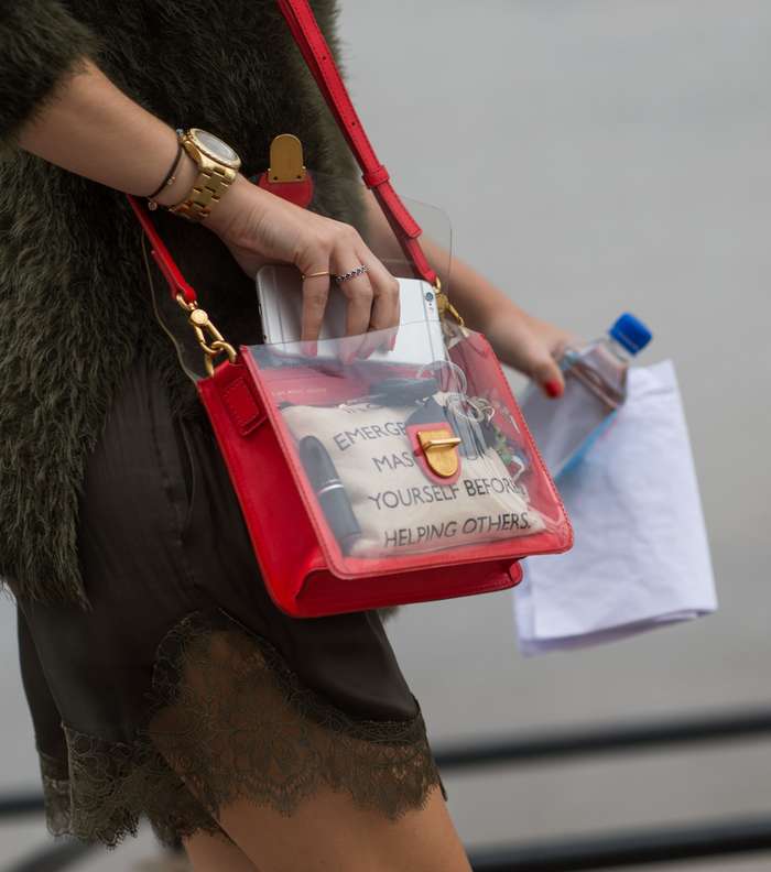 موضة الـ Clear Bag في شوارع دبي  في اليوم الثاني من فاشن  فوروورد