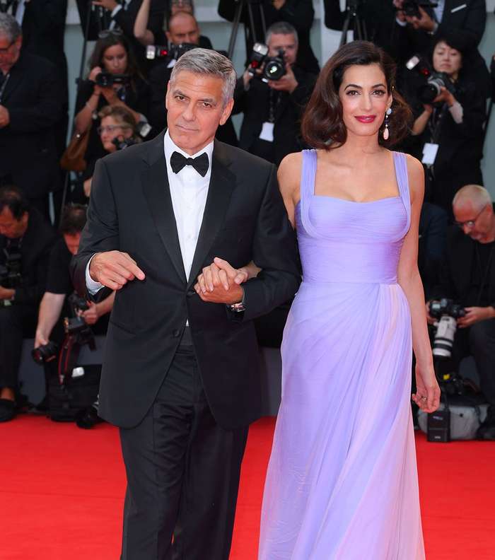 امل كلوني بفستان من فيرساتشي باللون البنفسجي الفاتح في مهرجان البندقية السينمائي 2017