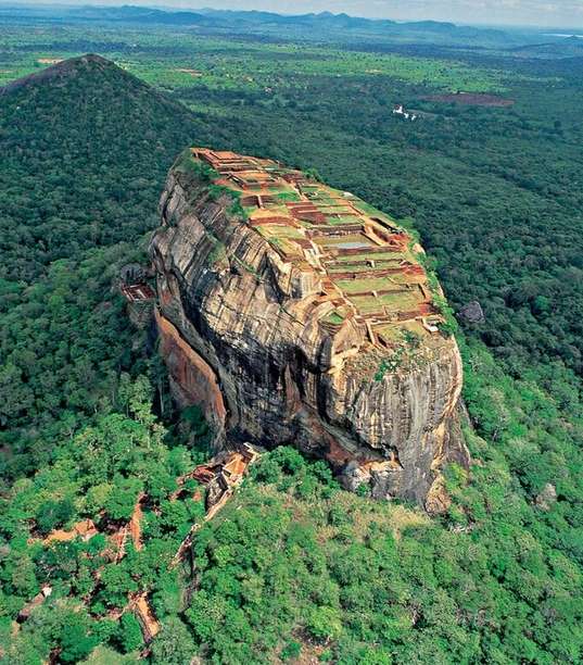 صخرة حصن سيجيريا في سريلانكا، بنى عام 477م أقامه الملك (Kasyapa) بعد تسلّمه الحكم بدلاً من أخيه