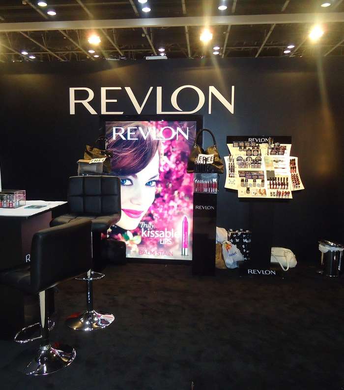 ماركات التجميل العالمية حاضرة في المعرض، وعلى رأسها Revlon
