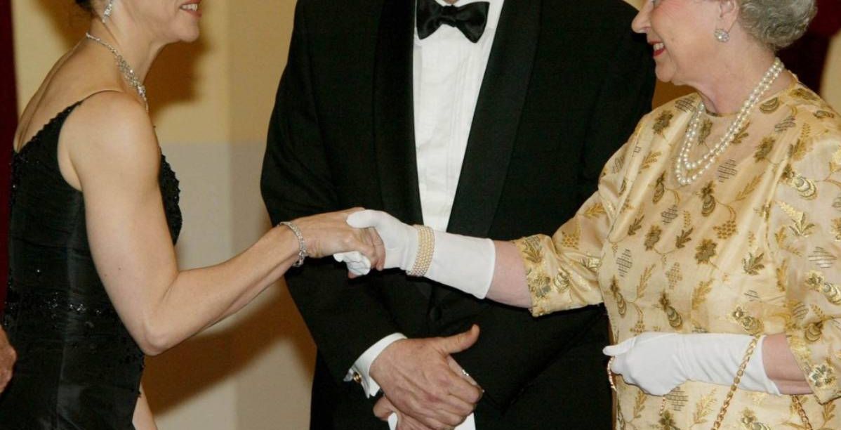 مشاهير ارتكبوا أخطاء محرجة أثناء لقائهم بالمملكة اليزبيث!