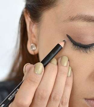 صور رسم العين بالكحل