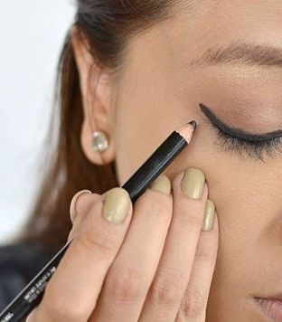 صور رسم العين بالكحل