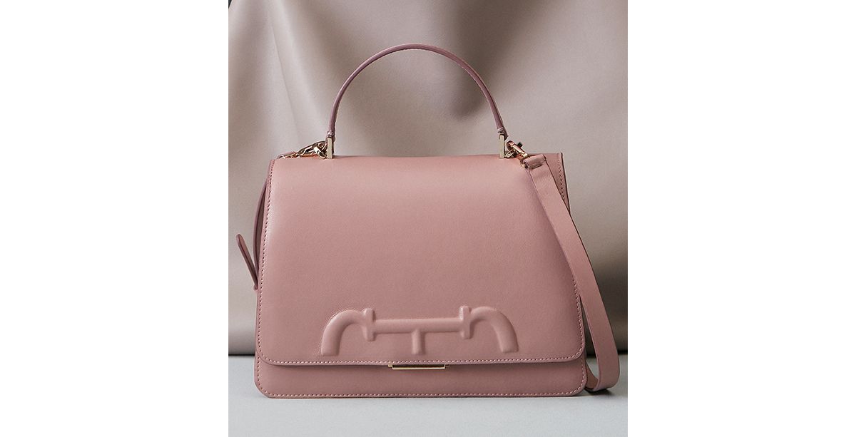 Carolina Herrera تطلق مجموعة Victoria Insignia بمناسبة الذكرى الخامسة والثلاثين للعلامة 