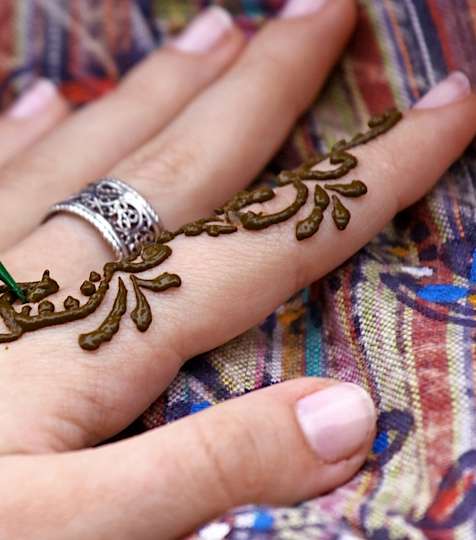 نقوش حناء على اليد