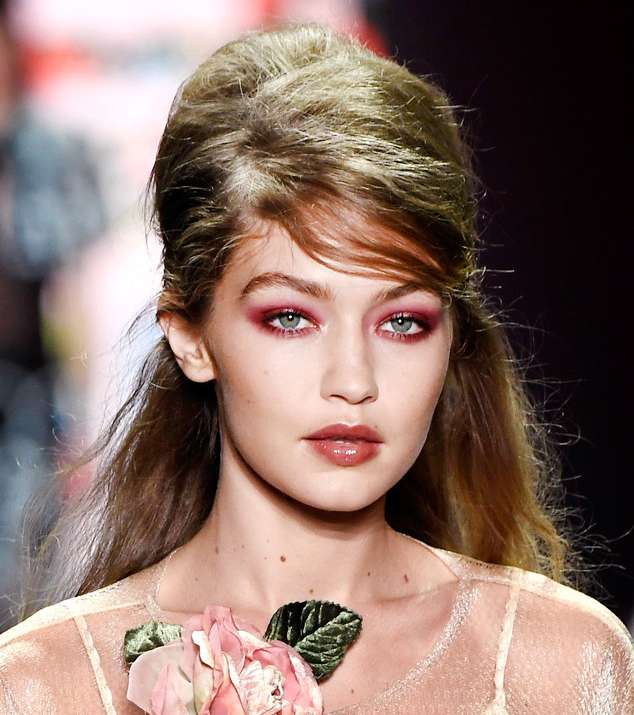 جيجي حديد في عرض Anna Sui