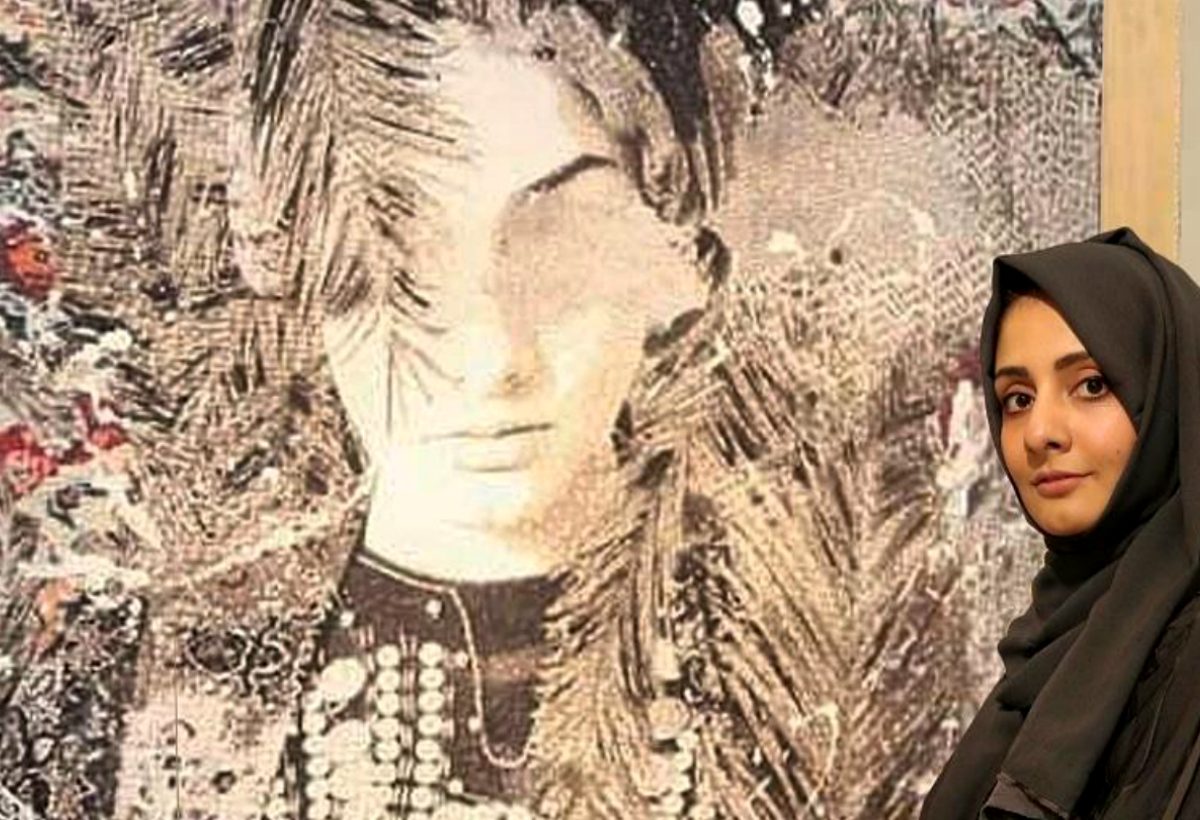 الفنانة فاطمة النمر بجانب عمل أم السعف المستمدة من قصص تراثية بالمنطقة الشرقية 