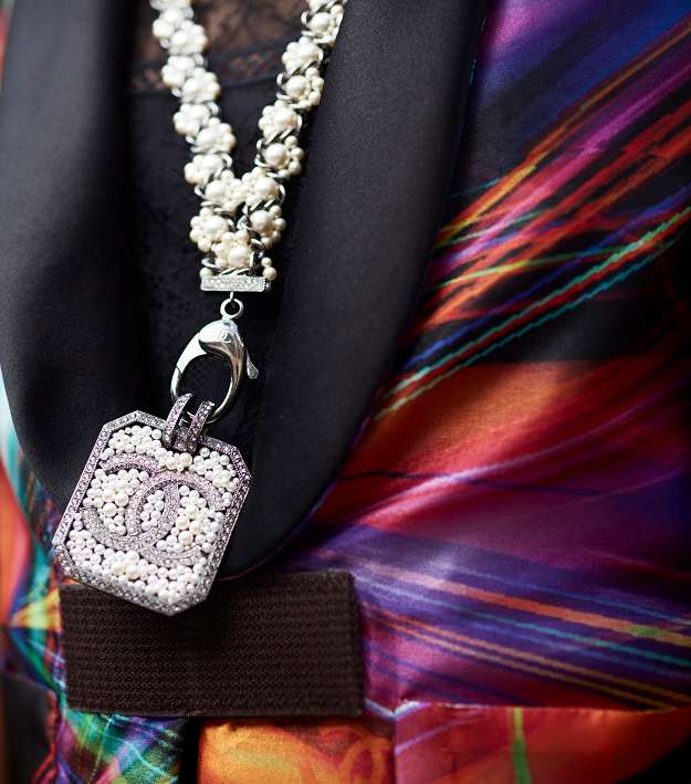 العقد الكبير مع القلادة الكبيرة المزينة باللآلئ من CHANEL لصيف 2017