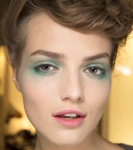 ظلال العيون العفوية وغير المحددة تطال جفونك السفلى أيضاً