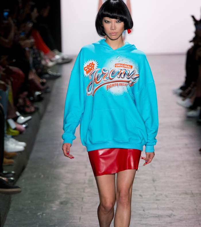 موضة التنورة الجلدية مع الكنزة المطبعة بالشعارات من جيريمي سكوت