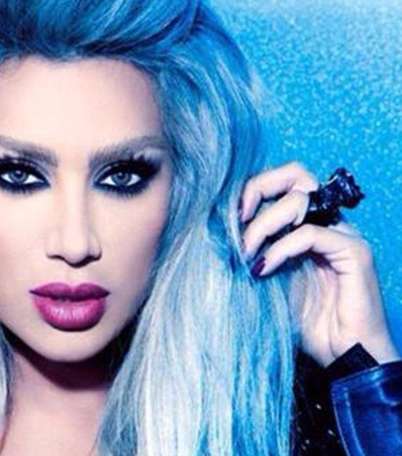 الأزرق، عنوان إطلالة مايا دياب حالياَ