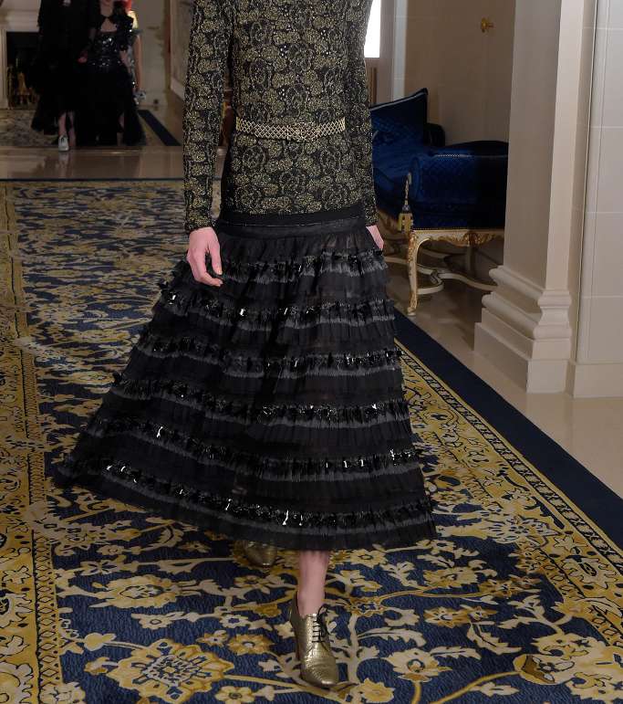 التنورة بقصة الـ A Line مع التوب المزينة بالحزام من مجموعة CHANEL Metiers d'art
