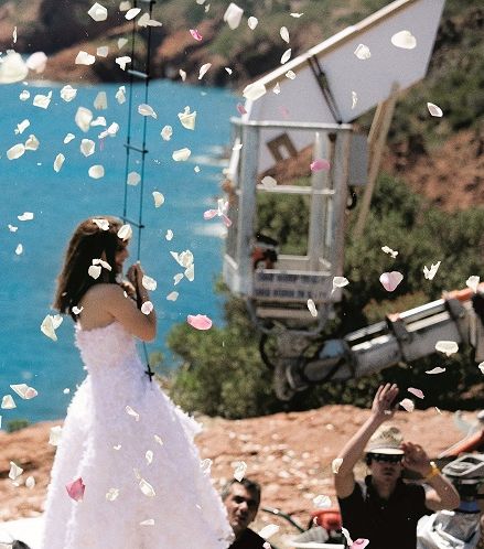 الأزهار المتطايرة تحيط بعروس ديور في كواليس تصوير الفيديو الإعلاني 