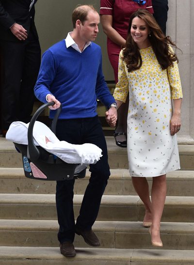 الأمير ويليام يحمل طفلته في كرسيها الخاص
