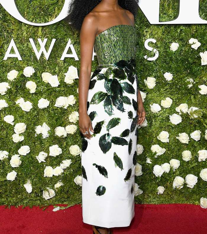 Denee Benton بفستان متوسط الطول وبقصة مستقيمة مطبع بنقشة الاشجار من اوسكار دي لا رانتا