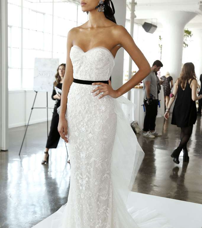 الحزام الأسود يحيط بخصر عروس Marchesa