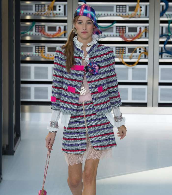 الملابس فوق بعضها من CHANEL لصيف 2017