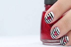 بالفيديو: طريقة تطبيق طلاء الأظافر بألوان الخطوط