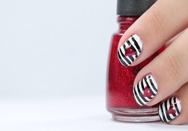 بالفيديو: طريقة تطبيق طلاء الأظافر بألوان الخطوط