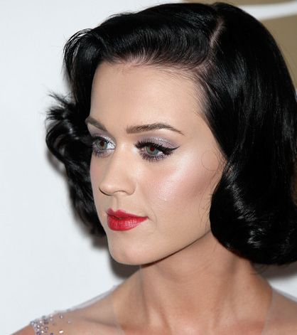 الآي لاينر الممدود يزيد عيون كايتي بيري جاذبية