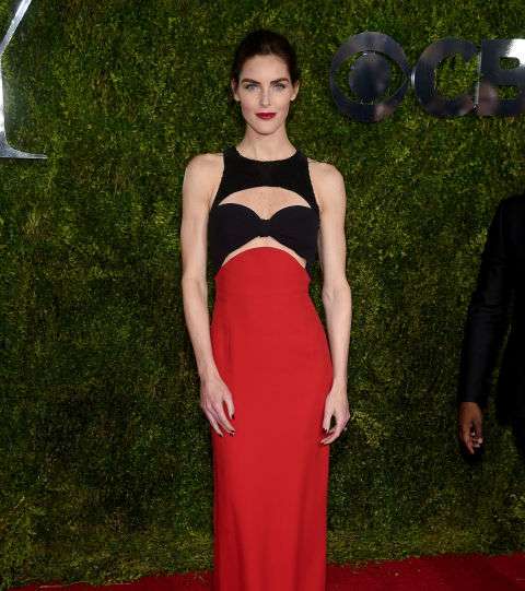 HILARY RHODA بفستان من توقيع مايكل كورس في حفل Tony Awards