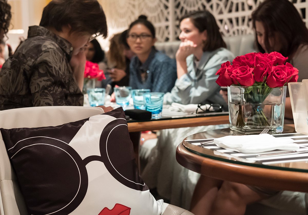 تعاون بين مجموعة أليس + أوليفيا لستايسي بندت و W cafe في الدوحة