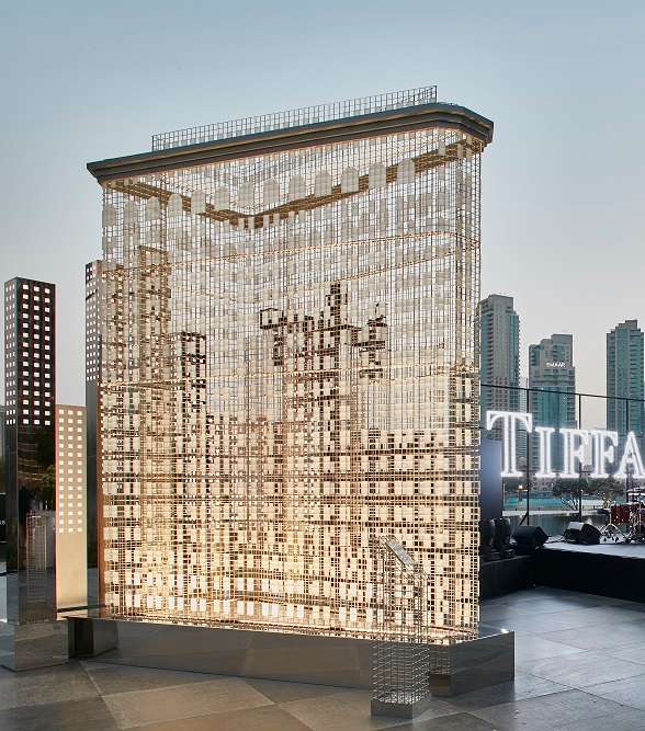 مجسم عن مبنى Flatiron الشهير خلال حفل علامة تيفاني اند كو في دبي
