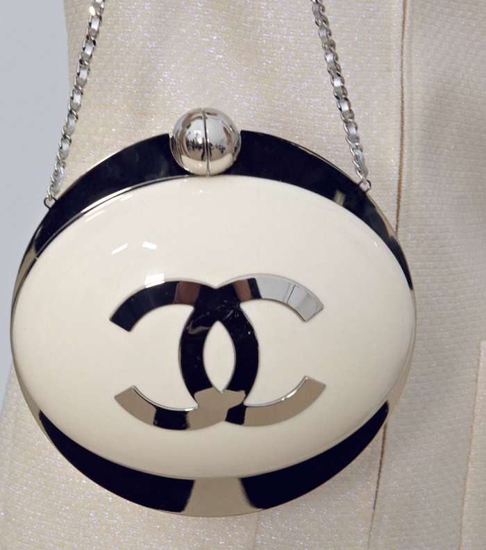 الكلاتش المدور بموضة المونوكروم من CHANEL لشتاء 2018