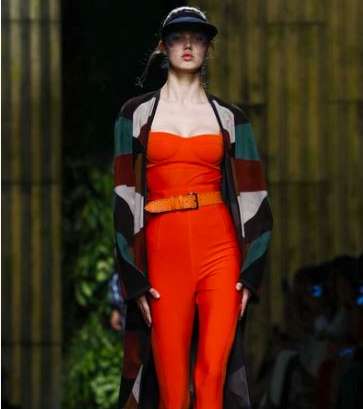 موضة الجامبسوت بالوان النيون مع الكاب فوقه من ماكس مارا لصيف 2017