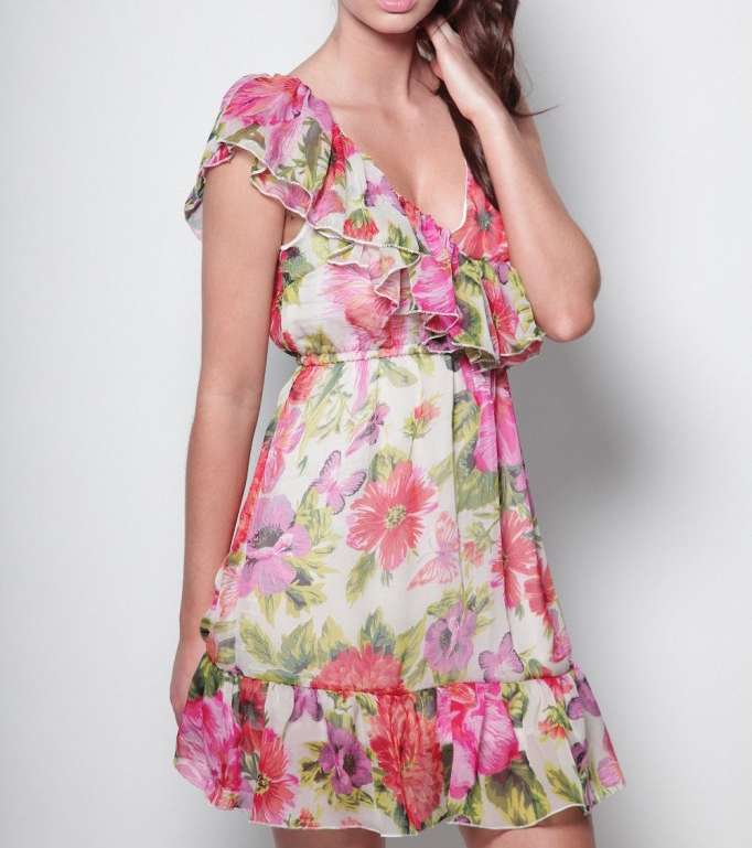 تألقي بالفساتين القصيرة الناعمة المزينة بالأزهار