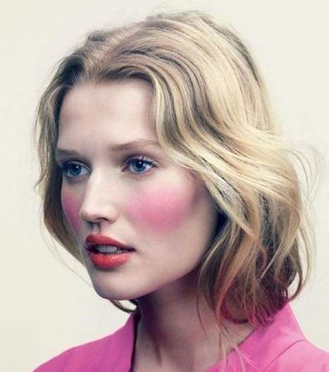 إبرزي خدودك النافرة بتطبيق البلاش على القاعدة العليا