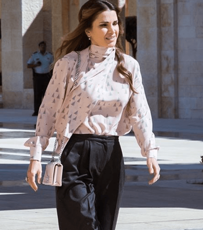 الملكة رانيا تعتمد موضة السروال الـ Culotte مع القميص المطبع بقصة الشال على الياقة