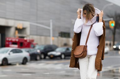 موضة الابيض مع البيج والكنزة بقبة العنق العالية من شوارع نيويورك