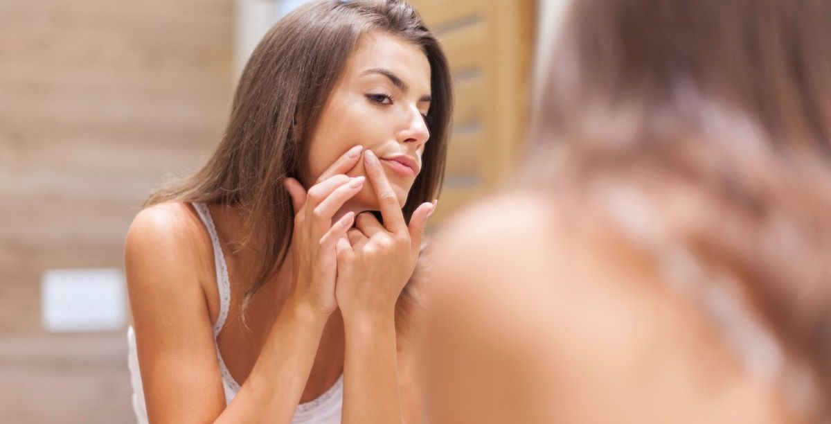 سبب ظهور الحبوب البيضاء في الوجه