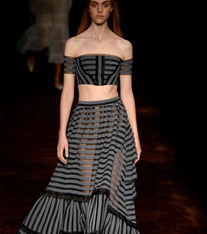 موضة التوب القصيرة Crop Top بأسلوب الـ Bandeau من Erdem لصيف 2016