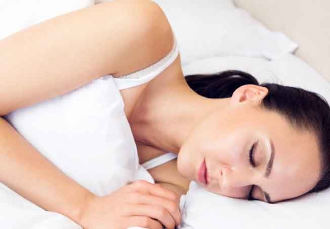 ربط الشعر بشدة أثناء النوم