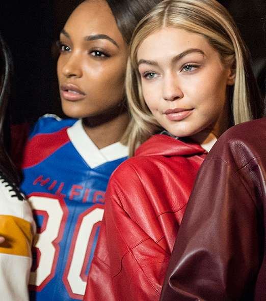 من ابرز اسماء مصممي الازياء بحثا على الانترنت، المصمم تومي هيلفيغر