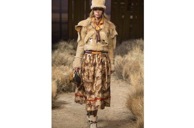 السترة القصيرة من الفرو مع التنورة المطبعة من Coach 1941