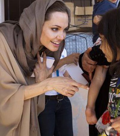 أنجلينا جولي تؤمن التعليم للأفغانيات