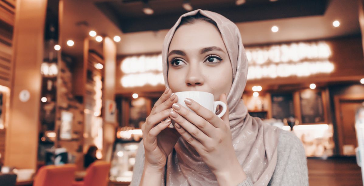 فيديو لفتاة سعودية في مقهى يثير الإعجاب في المملكة