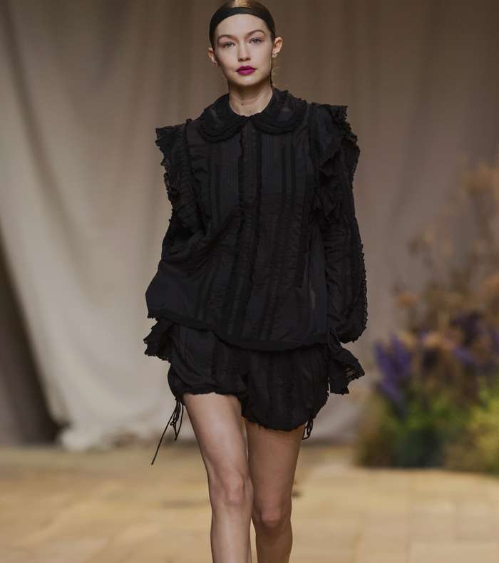 جيجي حديد بقميص بياقة الكشاكش في عرض H&M Studio لصيف 2017