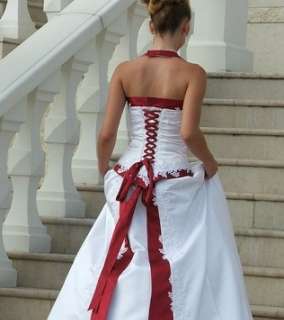 فستان الزفاف المزيّن بالشرائط الحمراء