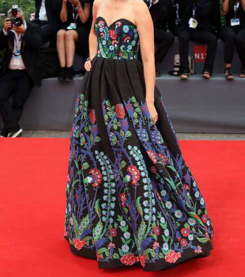 اليزابيت جايمس بفستان من توقيع Andrew Gn في مهرجان البندقية السينمائي